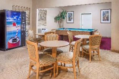 Super 8 by Wyndham Colo. Sprs. Garden Of The Gods image 11