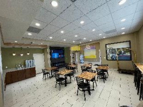 Super 8 by Wyndham Colo. Sprs. Garden Of The Gods image 5